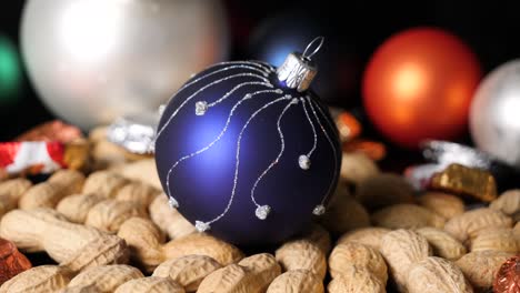 Erdnüsse,-Eingewickelte-Pralinen-Und-Weihnachtskugeln-Auf-Dem-Tisch