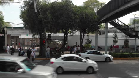 Automóviles-Circulando-Fuera-De-La-Entrada-De-Un-Hospital-Público-En-La-Ciudad-De-México