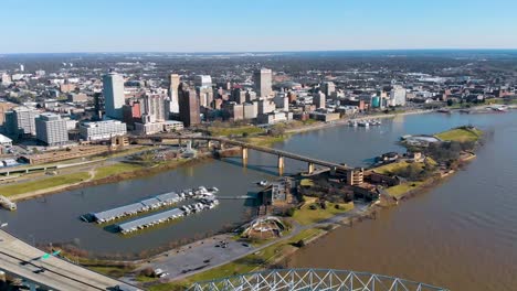 Downtown-Memphis,-Tennessee-Skyline-Luftabstieg