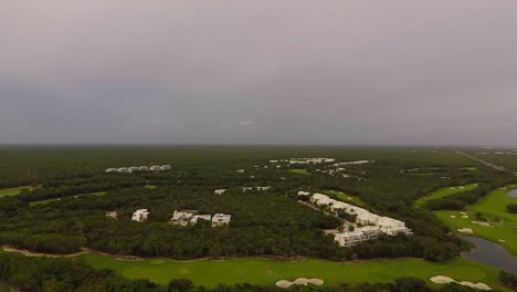 Beobachten-Sie-Von-Der-Höhe-Aus-Den-Wunderschönen-Golfplatz-Von-Bahia-Principe-In-Quintana-Roo,-Der-Zum-Sporteln-Einlädt