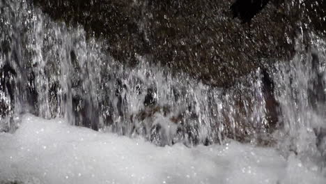 Espectacular-Video-De-Agua-Cayendo-En-Cascada-En-Cámara-Lenta,-Filmado-A-180-Fps