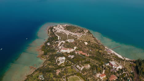 Drone-shot-over-Sirmione-city,-Garda-lake-Italy