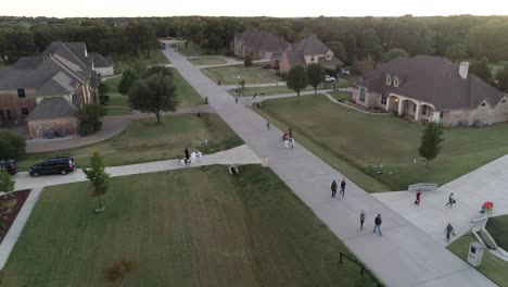 Dies-Ist-Ein-Luftvideo-Von-Süßes-Oder-Saures-Für-Kinder-In-Der-Halloween-Nacht-In-Einer-Nachbarschaft-In-Double-Oak,-Texas