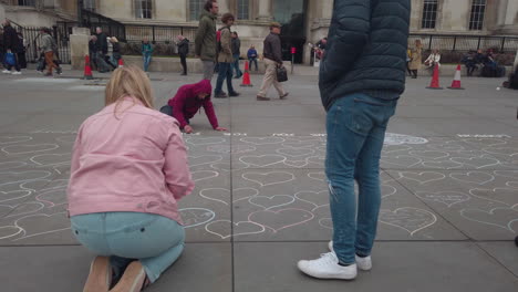 People-doing-street-art-in-Trafalgar-Square