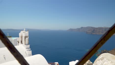 Bewegung-Durch-Das-Herz-Des-Kopierraums-Mit-Atemberaubendem-Blick-Auf-Das-Meer-Der-Insel,-Santorini