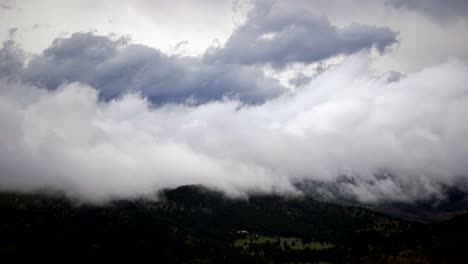 Zeitraffer-Von-Wolken,-Die-über-Schneebedeckte-Berge-Schweben