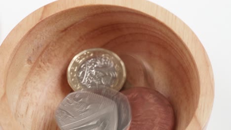Britische-Pfund-Sterling-Münzen-Fallen-Und-Drehen-Sich-In-Zeitlupe,-Nahaufnahme-Rotierender-Aufnahmen-Vor-Dem-Weißen-Hintergrund