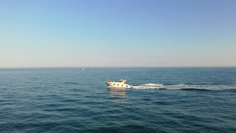 Statische-Ansicht-Eines-Bootes,-Das-Am-Mittelmeer-Vorbeisegelt,-Wunderschöne-Aussicht-Auf-Die-Meereslandschaft