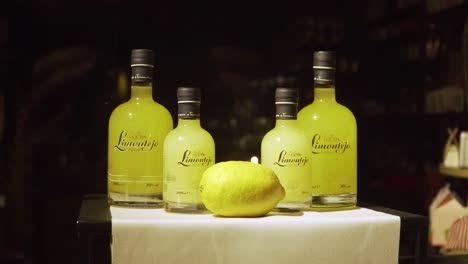 Limoncello-Limontejo-Likörflaschen-Im-Porto-Laden-Ausgestellt