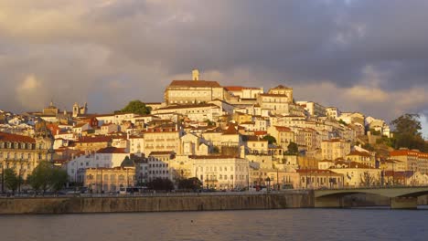 Vista-De-La-Ciudad-De-Coimbra-Al-Atardecer,-En-Portugal