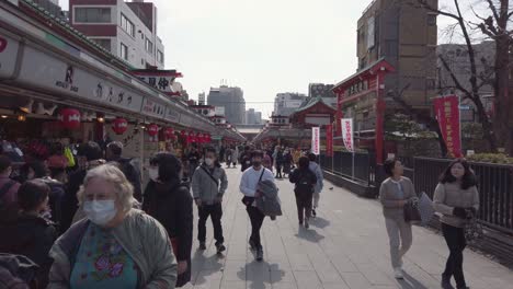Turistas-De-Tokio-En-El-Templo-Sensoji-Con-Máscaras-Después-De-La-Pandemia-De-Corona