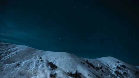 Estrellas-Sobre-Montañas-Cubiertas-De-Nieve-En-La-Noche