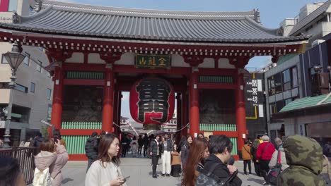 Kaminarimon-entrance-to-Sensoji-Temple,-slow-motion-pan-over-gate