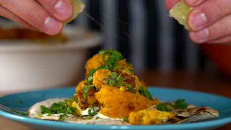 Ein-Koch-Drückt-Limetten-Auf-Die-Köstlichsten-Blumenkohl-Tacos