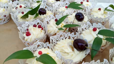 Tasty-cupcakes-with-cherries-in-a-wedding