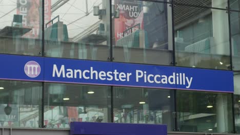 Manchester-Piccadilly-Bahnhofsschild-Vor-Dem-Bahnhof,-Bewölkter-Tag,-Beleuchtung,-Flacher,-Einfacher-Bahnhof,-öffentliches-Verkehrsgebäude,-Großer-Bahnhof-Großbritannien,-4k-25p