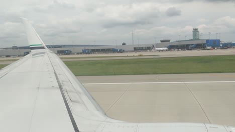 Blick-über-Die-Tragfläche,-Wenn-Das-Flugzeug-Von-Der-Metro-In-Detroit-Abhebt,-Dtw,-Bewölkt