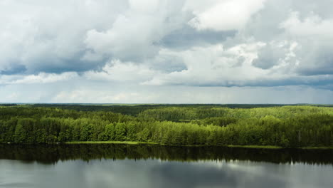 Luftaufnahme-über-Spiegelnde-Seen-Und-Grünen-Wald,-An-Einem-Ruhigen,-Teilweise-Sonnigen-Tag,-In-Inkoo,-Uusimaa,-Finnland---Aufsteigender-Drohnenschuss