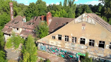 Ruinen-Eines-Verlassenen-Kingergarten-Gebäudes-Aus-Der-Kommunistischen-Ära