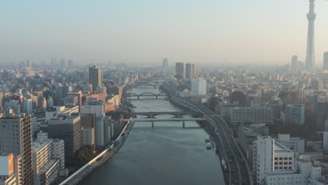 Tokyo-Luftneigungsaufnahme-Des-Sumida-Flusses-Bei-Sonnenaufgang-4k