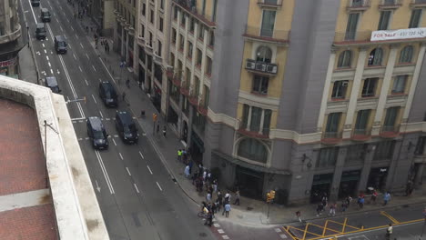 Viele-Gepanzerte-Fahrzeuge-Der-Mossos-D&#39;Esquadra-Fahren-Auf-Die-Katalanischen-Demonstranten-Auf-Der-Via-Laietana-Zu