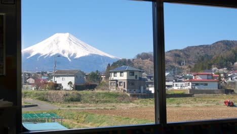 Vista-Del-Paisaje-Natural-De-La-Montaña-Volcánica-Fuji-Desde-El-Interior-Del-Tren-Local-Mientras-Se-Mueve-En-El-Día-De-Primavera-4k-Uhd-Video-Filmación-Corta