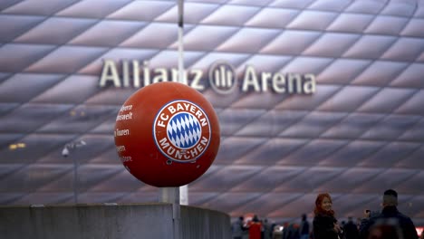 Los-Aficionados-Del-Club-De-Fútbol-Alemán-Fc-Bayern-Munich-Toman-Fotos-Frente-Al-Estadio-Local-Llamado-Allianz-Arena-Justo-Antes-Del-Partido-Durante-La-Jornada