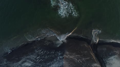 Wellen-Des-Meeres-Am-Sandstrand,-Drohne