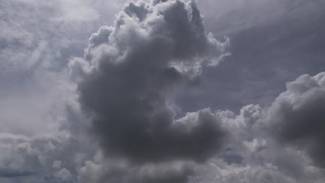 Zeitraffer-Schnell-Bewegter,-Wirbelnder-Nachmittagssturmwolken-Vor-Einem-Von-Hinten-Beleuchteten-Blauen-Himmel