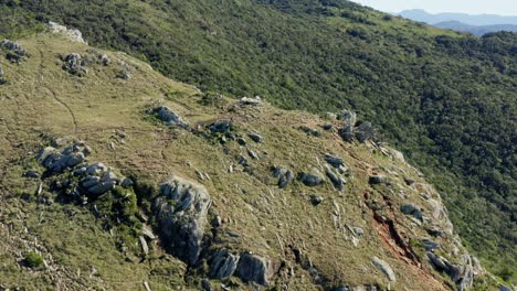 Luftaufnahme-Des-Gipfels-Morro-Da-Corona,-Strand-Lagoinha-Do-Leste,-Florianopolis,-Santa-Catarina,-Brasilien