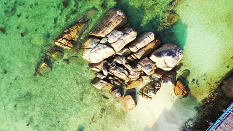 Haufen-Wunderschöner-Kalksteinklippen-An-Einer-Flachen-Lagune-Mit-Korallenriffen-Unter-Kristallklarem-Smaragdgrünem-Wasser-In-Der-Nähe-Eines-Exotischen-Strandes-In-Thailand