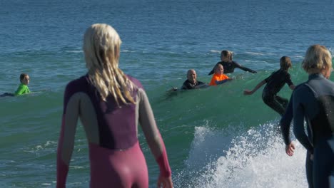 Niño-Disfrutando-Del-Surf,-Montando-Grandes-Olas-Y-Haciendo-Trucos---Playa-Greenmount-En-Coolangatta,-Costa-Dorada,-Australia