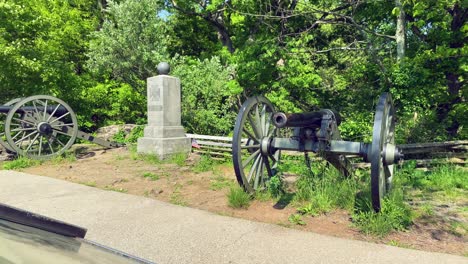 Civil-War-cannons-on-Little-Round-Top,-Gettysburg-National-Historic-Park,-historic-American-artillery