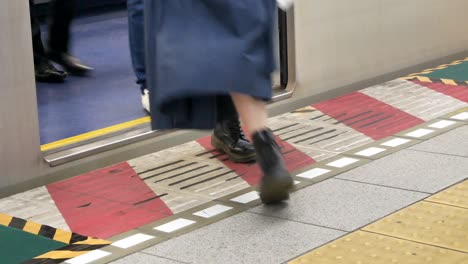 Ojo-De-Hormiga-Vista-Inferior-Del-Nivel-De-La-Plataforma-Del-Tren-Mientras-Llegaba-El-Tren-Y-El-Pasajero-Salía-Del-Tren-En-Tokio,-Japón