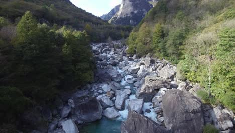 Luftaufnahme-Des-Kristallklaren-Türkisfarbenen-Gebirgsflusses-Verzasca-Tal-In-Den-Schweizer-Alpen