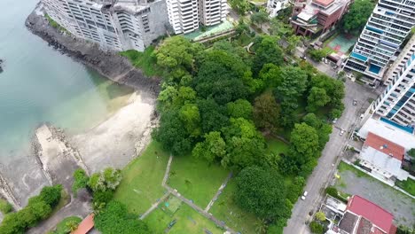 Luftdrohnenaufnahmen-Eines-Kleinen-Parks-Mit-Bäumen-Mitten-Im-Viertel-In-Panama-Stadt