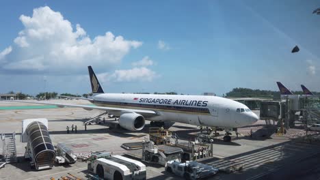 Landschaftsschwenkansicht-Im-Flughafenterminal-Des-Internationalen-Flughafens-Phuket-Mit-Flugzeug-Der-Boeing-777-200-Der-Fluggesellschaft-Singapur-–-4K-UHD-Video