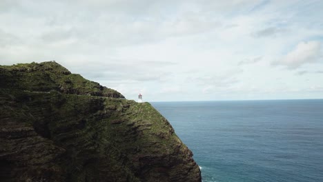 Drohnenaufnahme-Beim-Anflug-Auf-Den-Makapu&#39;u-Leuchtturm,-Der-Auf-Einer-Klippe-Vor-Der-Südostküste-Von-Oahu,-Hawaii,-Liegt