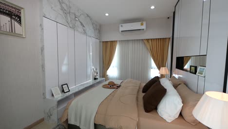 Modernes-Und-Luxuriöses-Hauptschlafzimmer-Mit-Wanddekoration-Aus-Marmorfliesen