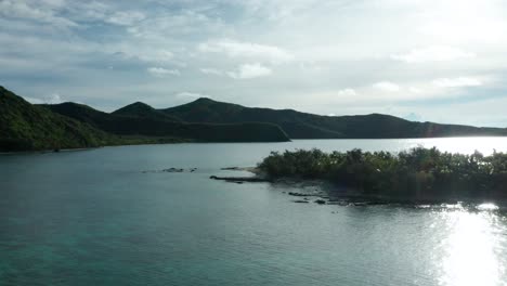 Die-Wunderschöne-Insel-Fidschi,-Bestehend-Aus-Blauem,-Ruhigem-Meer-Und-Grünen,-üppigen-Bergen-–-Weitwinkelaufnahme