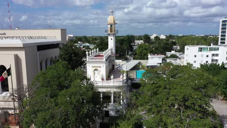 Aerial-trucking-shot-to-the-right-of-the-el-Minaret-mansion-on-the-Paseo-de-Montejo-in-Merida,-Yucatan,-Mexico