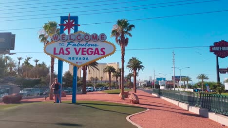 Wide-shot-of-Welcome-to-Fabulous-Las-Vegas-sign-on-a-hot-summer-day-in-Las-Vegas,-Nevada,-USA