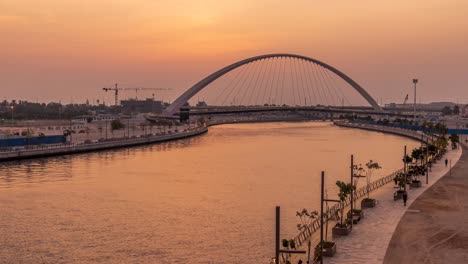 Blick-Auf-Den-Dubai-Wasserkanal-Und-Die-Toleranzbrücke-Nach-Sonnenuntergang-Und-Während-Der-Blauen-Stunde