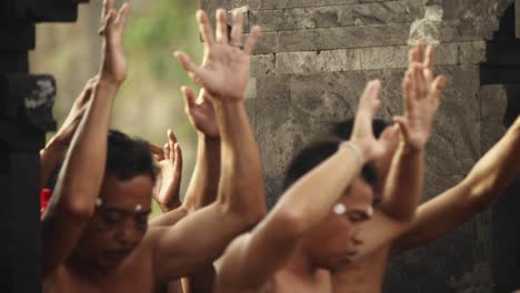 Hombres-Entrando-Y-Adorando-Durante-Kecak-En-El-Templo-Pura-Besakih-En-Bali-Indonesia