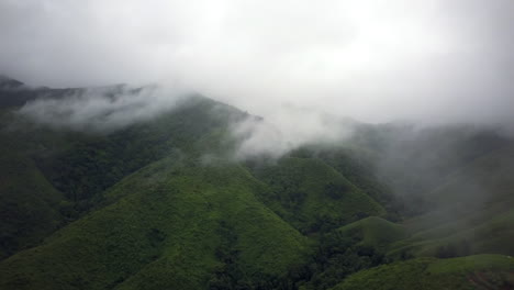 Concepto-Logístico-Vista-Aérea-De-La-Carretera-Rural-Que-Pasa-Por-La-Serena-Y-Exuberante-Vegetación-Y-El-Follaje-Del-Bosque-Tropical-Lluvioso-Paisaje-Montañoso