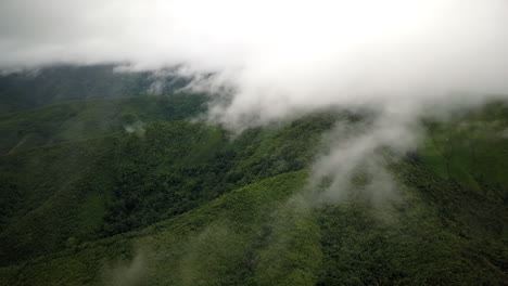 Concepto-Logístico-Vista-Aérea-De-La-Carretera-Rural-Que-Pasa-Por-La-Serena-Y-Exuberante-Vegetación-Y-El-Follaje-Del-Bosque-Tropical-Lluvioso-Paisaje-Montañoso