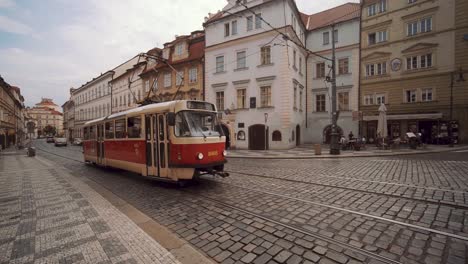 Rote-Straßenbahn-Fährt-Auf-Gepflasterter-Straße-In-Prag-Vorbei