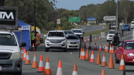 Car-Stops-And-Asked-The-Policeman-On-The-Checkpoint---Cars-From-NSW-Crossing-The-State-Border-In-QLD---Coronavirus-Pandemic-In-Australia