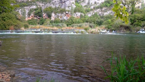 Cascadas-Cortas-Pero-Anchas-Y-Fuertes-De-Un-Estanque-A-Otro-Hierba-Sumergida-En-El-Parque-Nacional-Krka-En-Croacia-En-Otoño