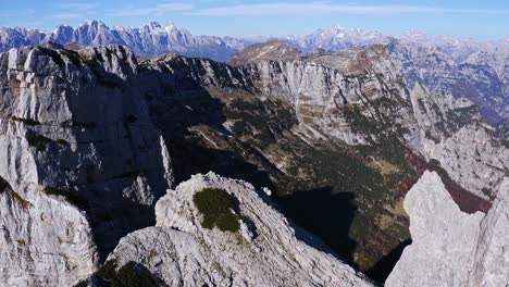 Vuelo-En-Los-Picos-De-La-Cumbre-De-La-Roca-Vette-Feltrine-En-Los-Dolomitas-Alp-De-Italia,-Antena